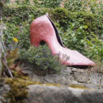 Marburg steht auch im Zeichen der Gebrüder Grimm, wie hier der übergroße Schuh von Aschenputtel - Landpartie Dagobertshausen 2017 - (c) Jörg Bornmann