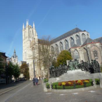 Der monumentale Turm von 1462 der Kathedrale St. Bavo überragt die Stadt. Dieser wundervolle, meist gotische Bau inmitten von Gent ist ein architektonischer Edelstein - (c) Gabi Dräger