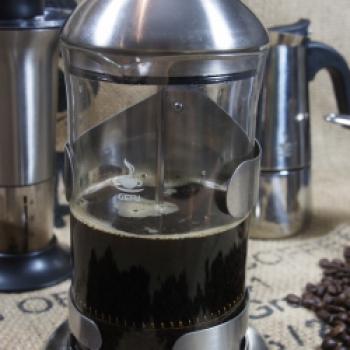 Cold Brew Coffee - Bei Zimmertemperatur etwa 16 bis 17 Std. ziehen lassen, danach den Stempel langsam nach unten drücken - (c) Jörg Bornmann