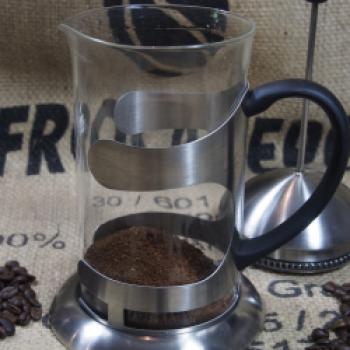 Cold Brew Coffee - Als zweiten Schritt das frisch gemahlene Kaffeepulver in die French Press Kanne geben (10 g Kaffeepulver pro 100 ml Wasser) - (c) Jörg Bornmann