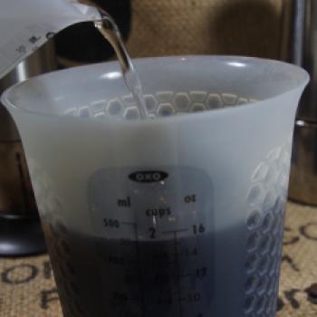 Cold Brew Coffee mit Wasser auf die ursprüngliche Menge, hier 500 ml, aufgießen - (c) Jörg Bornmann