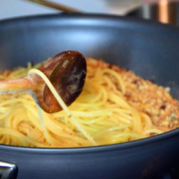 Die fertigen Spaghetti direkt aus dem Topf in die Pfanne geben - (c) Gabi Vögele