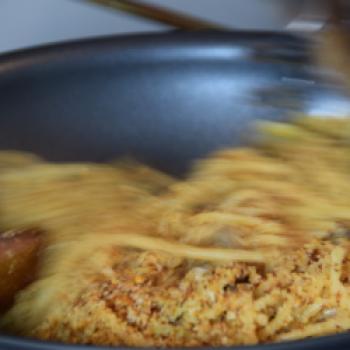 Spaghetti mit den Semmelbröseln, Chili und Sardellen bei starker Hitze gut vermengen - (c) Gabi Vögele