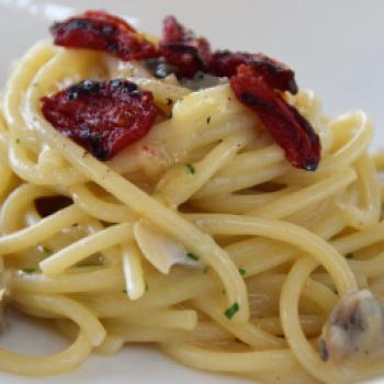 Pasta darf in Italien natürlich nicht fehlen, zu den Venusmuscheln kombiniert er geräucherte Spaghetti und gegrillte Kirschtomaten - (c) Gabi Vögele