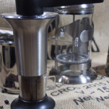 Empfohlen wird frisch gemahlenes Kaffeepulver, z.B. aus der Handkaffeemühle für den Cold Brew Coffee - (c) Jörg Bornmann