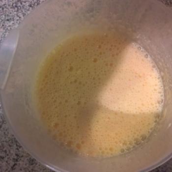 Zwischendurch die Eier mit der Hälfte des Zuckers zu einem Eischnee aufschlagen (Rezept: Kartoffel-Lebkuchen)