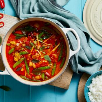 Rotes Thai-Curry mit Huhn mit selbst hergestellter roter Thai-Paste - (c) Le Creuset