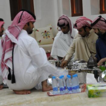 Qatar - Die Männer tragen traditionelle blütenweiße Kleidung, die Thobe