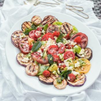 Sommerlichen Auberginen Tomaten Salat mit Feta - (c) aubergine.cl