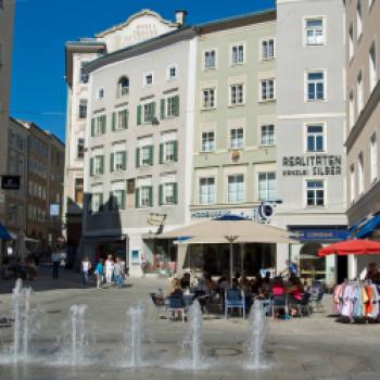 Die Linzer Gasse in Salzburg, die kleine Schwester der Getreidegasse - (c) Jörg Bornmann