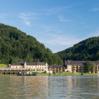 Die Hotelanlage von der Donau aus fotografiert - (c) Hotel Donauschlinge