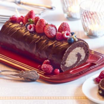 Die 'Bûche de Noël' ist ein traditionelles Weihnachtgebäck aus Frankreich, das man auch toll zum Dessert reichen kann - (c) Le Creuset