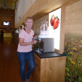 Autorin Anke Sieker genießt eine erfrischende Kostprobe vom Heumilch-Joghurt - (c) Anke Sieker/ Hotel Klausnerhof