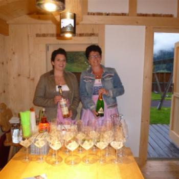 Maria und Magdalena Klausner laden zum Willkommens-Schluck in der Weinhütte im Dachgeschoss ein - (c) Anke Sieker/ Hotel Klausnerhof