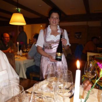 Magdalena serviert die „Gletscherkönigin“ zum Spargel-Schaumsüppchen - (c) Anke Sieker/ Hotel Klausnerhof