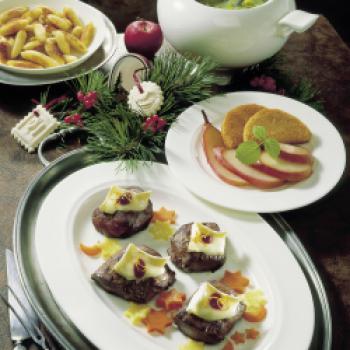 Tranchen vom Reh-Filet mit Cumberlandsauce und Schupfnudeln ist unsere Empfehlung für den Hauptgang in Menü 1 - (c) www.weihnachtsmenue.de