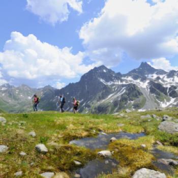 Die Tiroler Urlaubsregion St. Anton am Arlberg erwartet ihre Sommergäste mit einer gewaltigen Bergkulisse - (c) Christine Kroll