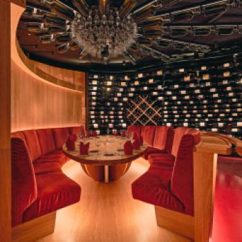 Im neuen Wine Dome können sich bis zu zwanzig Genießer umgeben von Weinflaschen versammeln - (c) Christine Kroll