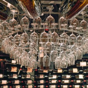 Decke und Wände bestehen im Wine Dome aus Flaschen und funkelnden Gläsern - (c) Christine Kroll