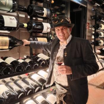...der uns sichtlich stolz die Geschichte der Alm und der Weinsammlung näher bringt - (c) Christine Kroll