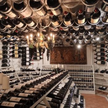 Wände, Decken und Regale - im Keller der Hospiz Alm findet man Wein wohin das Auge schweift - (c) Christine Kroll
