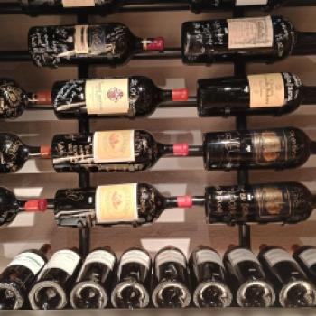 Wer eine Flasche erworben hat verewigt sich auf ihr und lässt sie im Keller der Alm weiter reifen - (c) Christine Kroll