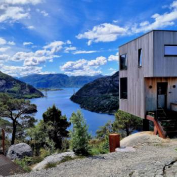 Einen spektakulären Ausblick auf den Lysefjord hat man von den stylischen Ferienhäusern der „The Bolder Lodge“ - (c) Gabi Vögele