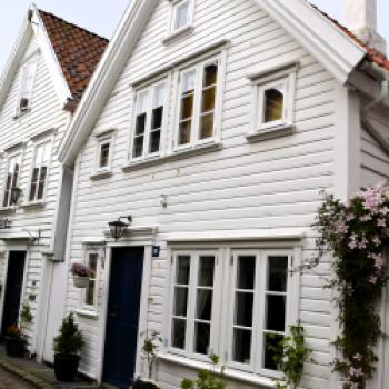 Die Altstadt von Stavanger ist geprägt von pittoresken weißen Holzhäuschen - (c) Gabi Vögele