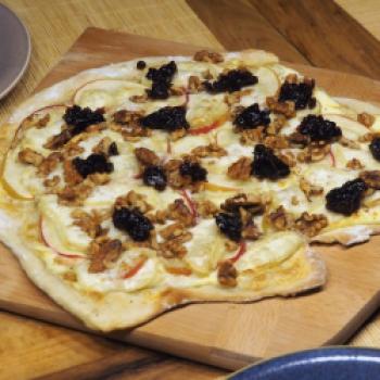 Flammkuchen mit Apfel, Ziegenkäse, Walnüssen und Preiselbeermarmelade - <a href="https://www.genussfreak.de/flammkuchen-mit-apfel-ziegenkaese-walnuessen-und-preiselbeermarmelade" target="_blank">zum Rezept</a> - (c) Jörg Bornmann