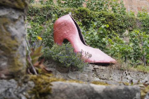 Marburg steht auch im Zeichen der Gebrüder Grimm, wie hier der übergroße Schuh von Aschenputtel - Landpartie Dagobertshausen 2017 - (c) Jörg Bornmann