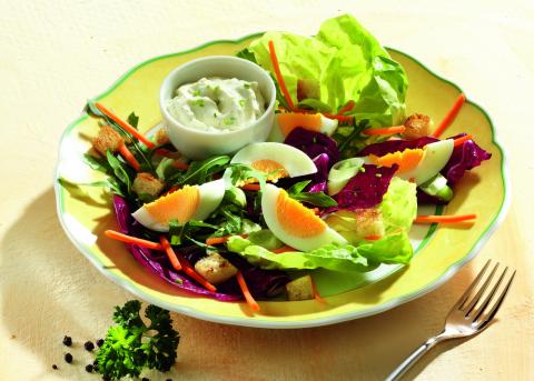 Frischer Frühlingssalat mit Knoblauch-Croutons - (c) Wirths PR