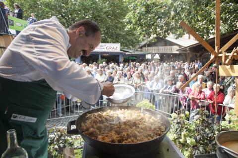 Eröffnet wird der Genussmarkt am 5. September um 11 Uhr mit einer Live-Kochshow des Fernsehkochs und Steiermark-Botschafters Johann Lafer - (c) Steiermark Tourismus / Achim Schmidt