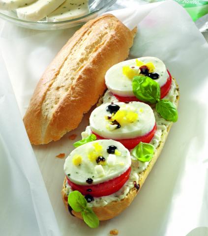 Mozzarella-Basilikum-Baguette mit Crema di Balsamico - (c) Wirths PR