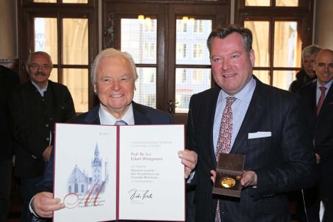 Bürgermeister Josef Schmid überreichte Witzigmann die Auszeichnung im Rathaus. - (c) Landeshauptstadt München