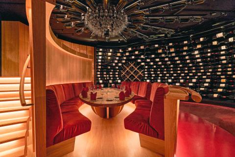 Im neuen Wine Dome können sich bis zu zwanzig Genießer umgeben von Weinflaschen versammeln - (c) Christine Kroll