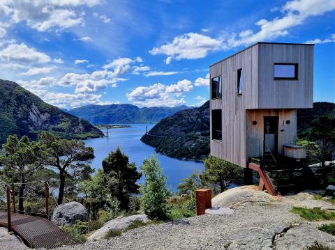 Einen spektakulären Ausblick auf den Lysefjord hat man von den stylischen Ferienhäusern der „The Bolder Lodge“ - (c) Gabi Vögele Einen spektakulären Ausblick auf den Lysefjord hat man von den stylischen Ferienhäusern der „The Bolder Lodge“ - (c) Gabi Vögele