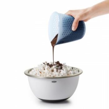 Der Silikon Messbecher von OXO macht das Erhitzen von Zutaten wie Butter oder Schokolade einfach und sicher