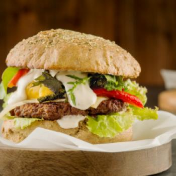 Steirischer Beef-Burger mit Ofengemüse - <a href="https://www.genussfreak.de/steirischer-beef" target="_blank">zum Rezept</a> - (c) Jörg Bornmann