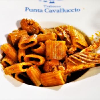 Essen auf Pfählen im Trabocco Punta Cavalluccio - (c) Jörg Bornmann