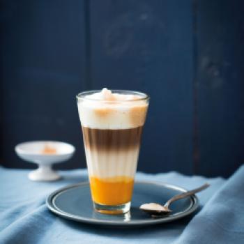 Kürbis-Gewürz-Latte-Macchiato - <a href="https://www.genussfreak.de/kuerbis-gewuerz-latte-macchiato" target="_blank">zum Rezept</a> - Manuela Rüther