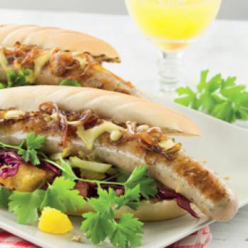 Bayerischer Hotdog mit Blaukraut-Speck-Salat - <a href="https://www.genussfreak.de/bayerischer-hotdog" target="_blank">zum Rezept</a> - (c) Caroline Martin Rezept - Foodstyling Daniel Petri