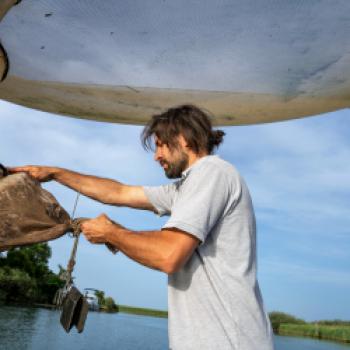 Das leeren des Senknetzes ist Handarbeit – Traditioneller Fischfang und leckeres Essen - (c) Maren Recken