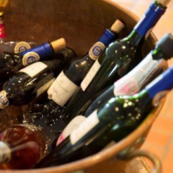 Mit spritzigen Weißweinen und eleganten Rotweinen bietet Südafrika für jeden Grillgeschmack eine facettenreiche Auswahl - (c) wineroute.co.za