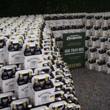 Vom Fass oder aus der Flasche, das Grevensteiner Bier erfrischt die Besucher der Landpartie Dagobertshausen 2017 - (c) Jörg Bornmann