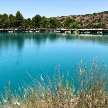Aber zunächst starten wir in der Lagune. Türkis schimmert das Wasser der Lagunen von Ruidera unter dem blauen Himmel in der grünen Landschaft - (c) Gabi Dräger
