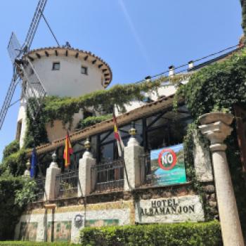 Eine Windmühle ist in das Gebäude des Hotels Albamajón integriert, das ganz nah an einer Lagune liegt - (c) Gabi Dräger