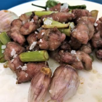Es folgen verschiedenen Käsesorten aus der La Mancha, Rebhuhnpastete, Gurkensalat und Lammkotelettes - (c) Gabi Dräger