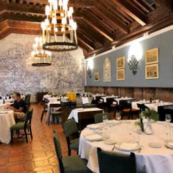 In einem Gewölbe in Cuenca, einem Stall aus dem 16. Jahrhundert, ist das Restaurant Raff San Pedro untergebracht und ist mit modernen Sitzmöbeln dekoriert - (c) Gabi Dräger