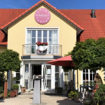 Hollerhöfe – Der Charme vieler winziger Bauernhöfe - Wälder, Wiesen, Felder eine Burgruine und ein Hotel aus vielen kleinen Bauernhöfen - (c) Gabi Dräger