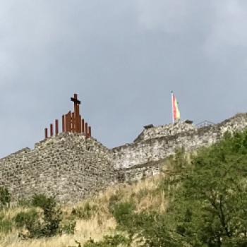 Hollerhöfe – Der Charme vieler winziger Bauernhöfe - Wälder, Wiesen, Felder eine Burgruine und ein Hotel aus vielen kleinen Bauernhöfen - (c) Gabi Dräger